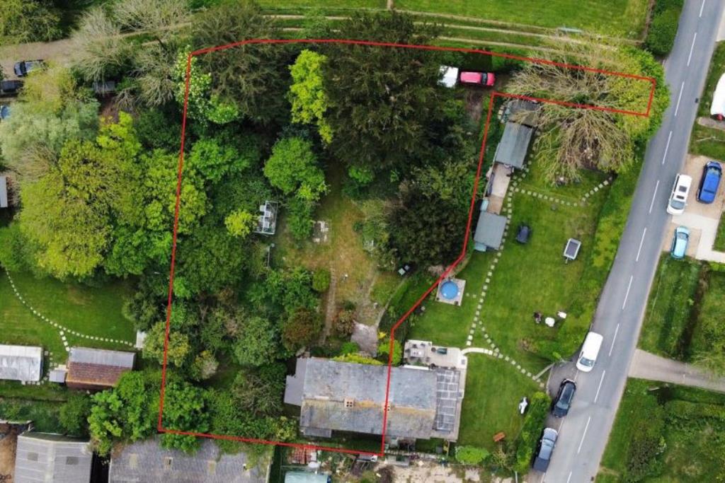 Lot: 134 - FIVE-BEDROOM COTTAGE ON 1/3 ACRE PLOT - Aerial View of the Site
